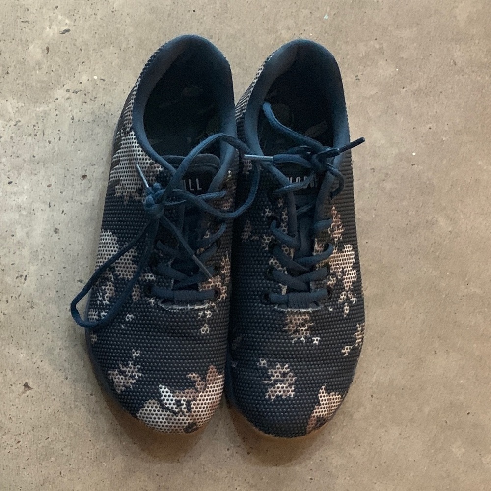 No Bull dark floral trainers w/gum sole, size 8.5